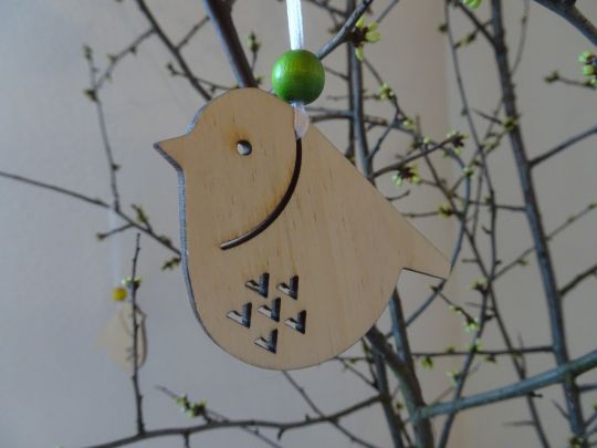IMwood - Velikonoční dřevěná dekorace k pověšení - Ptáček s výřezem V 6 x 6,5 cm