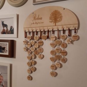 Dřevěný dekorativní rodinný kalendář celý gravírovaný- oválný, 35 x 16 cm